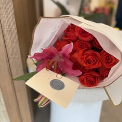 Lirio en rosas